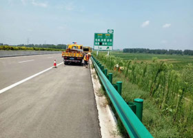 影響高速公路護欄板價格的有三個方面：